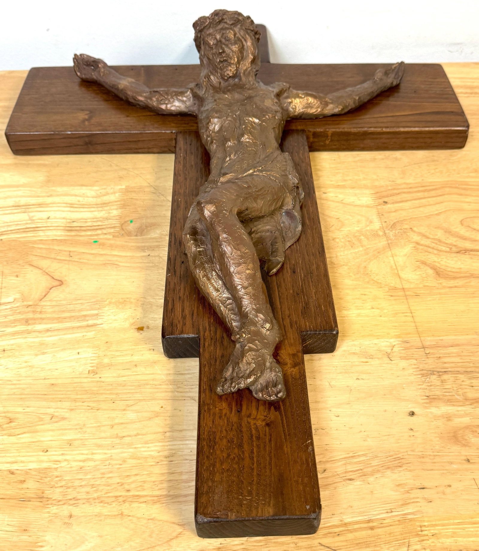 Modernist Cast Bronze Crucifix on Walnut Cross, French or Belgian, Circa 1960s - 18