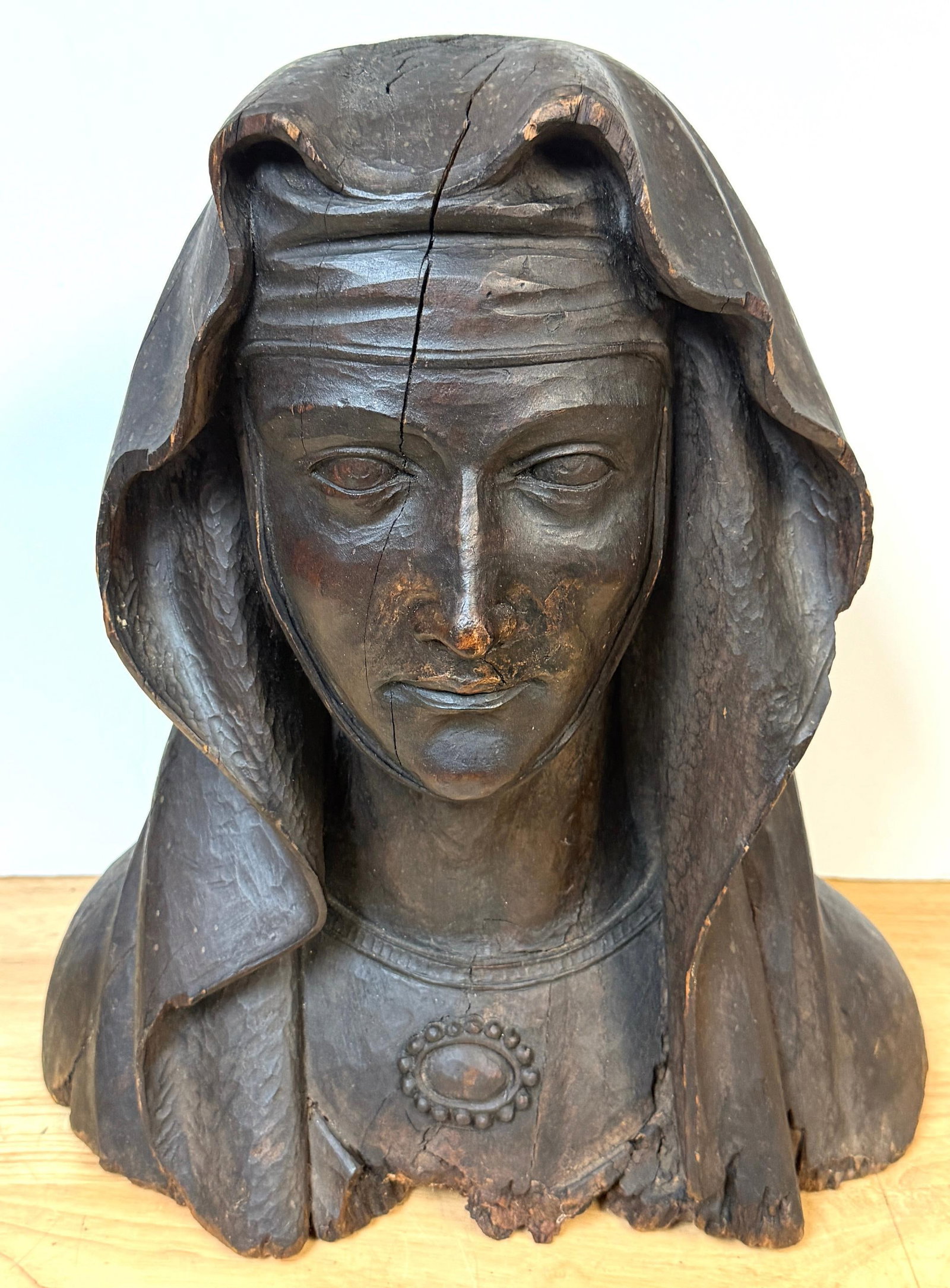 Late 17th–Early 18th Century Italian Carved Walnut Bust of Madonna Addolorata - 11