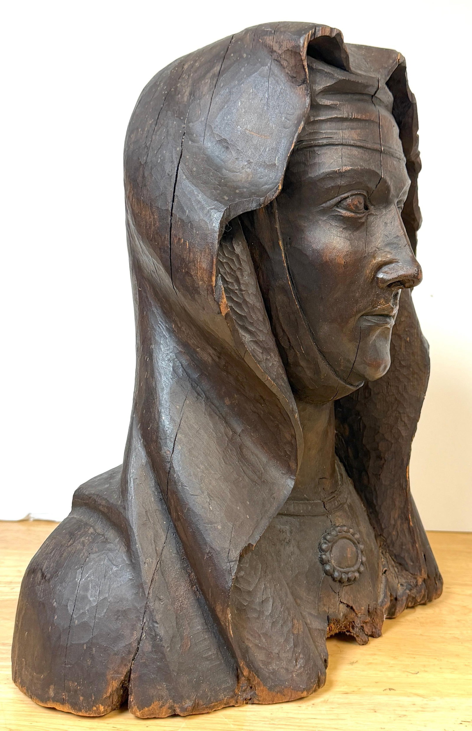 Late 17th–Early 18th Century Italian Carved Walnut Bust of Madonna Addolorata - 12