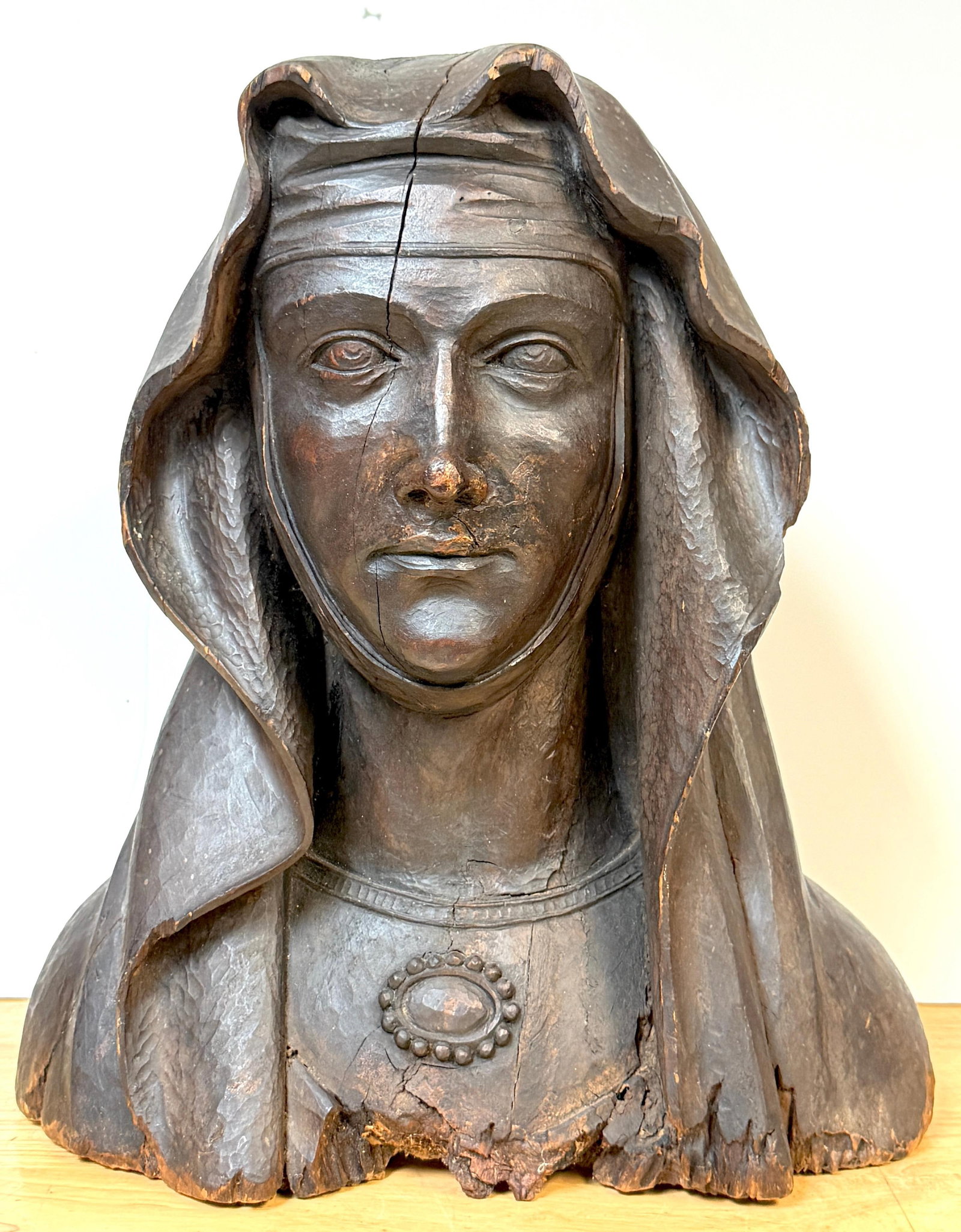 Late 17th–Early 18th Century Italian Carved Walnut Bust of Madonna Addolorata - 2