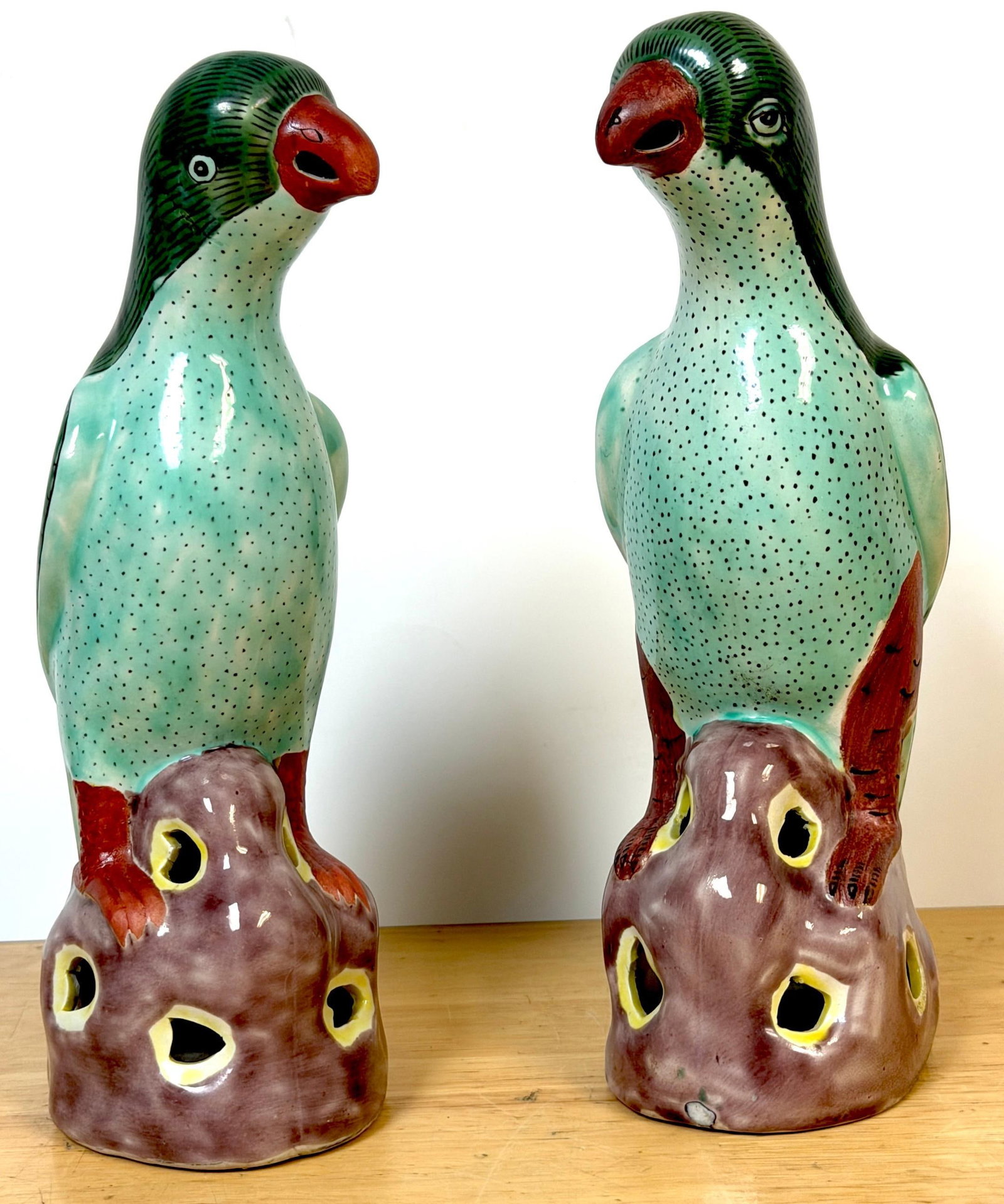 Pair 20th Century Chinese Export Famille Verte Porcelain Parrots, Kangxi Style - 5