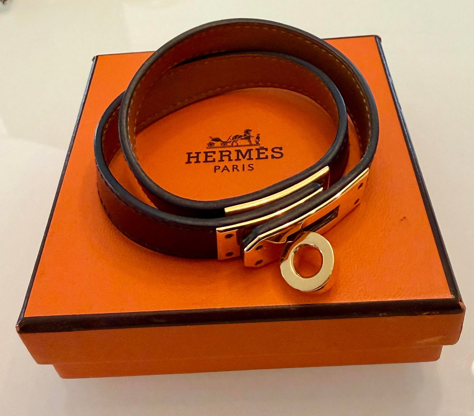 Hermès Kelly Double Tour Bracelet in Black Leather With Gold-Plated Hardware - 11