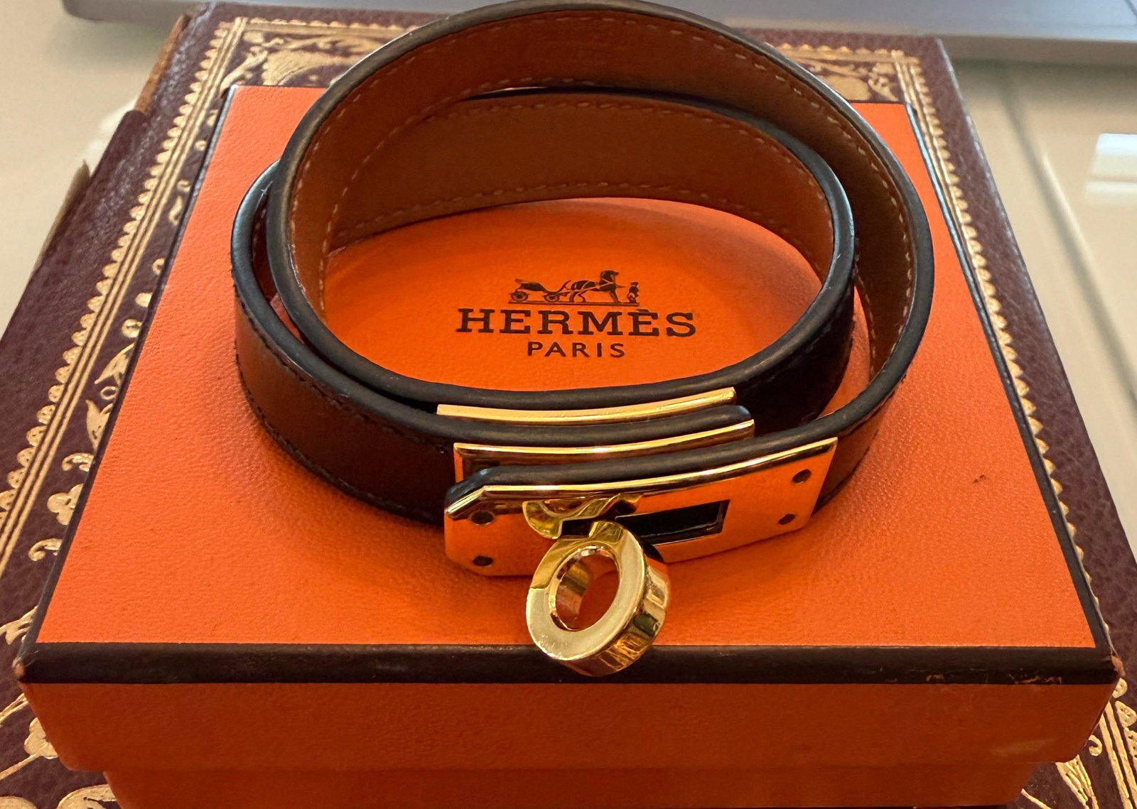 Hermès Kelly Double Tour Bracelet in Black Leather With Gold-Plated Hardware - 2