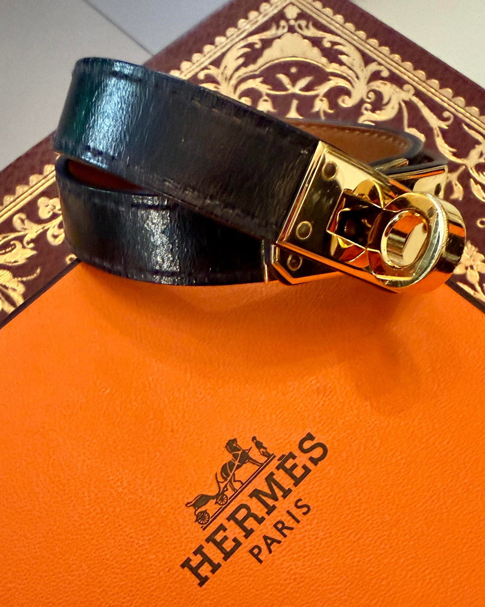 Hermès Kelly Double Tour Bracelet in Black Leather With Gold-Plated Hardware - 3