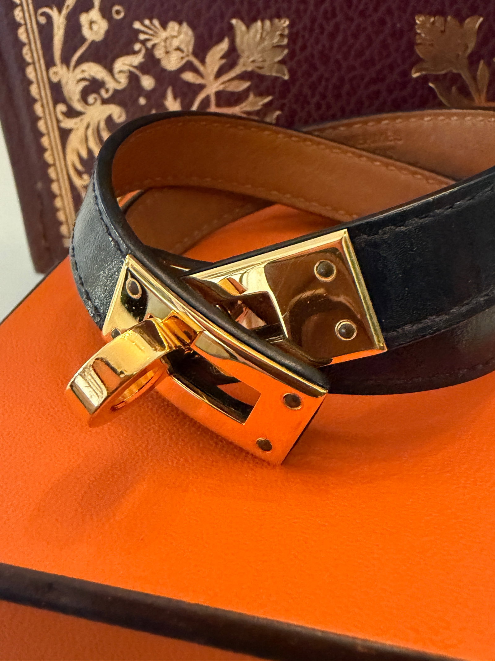 Hermès Kelly Double Tour Bracelet in Black Leather With Gold-Plated Hardware - 6