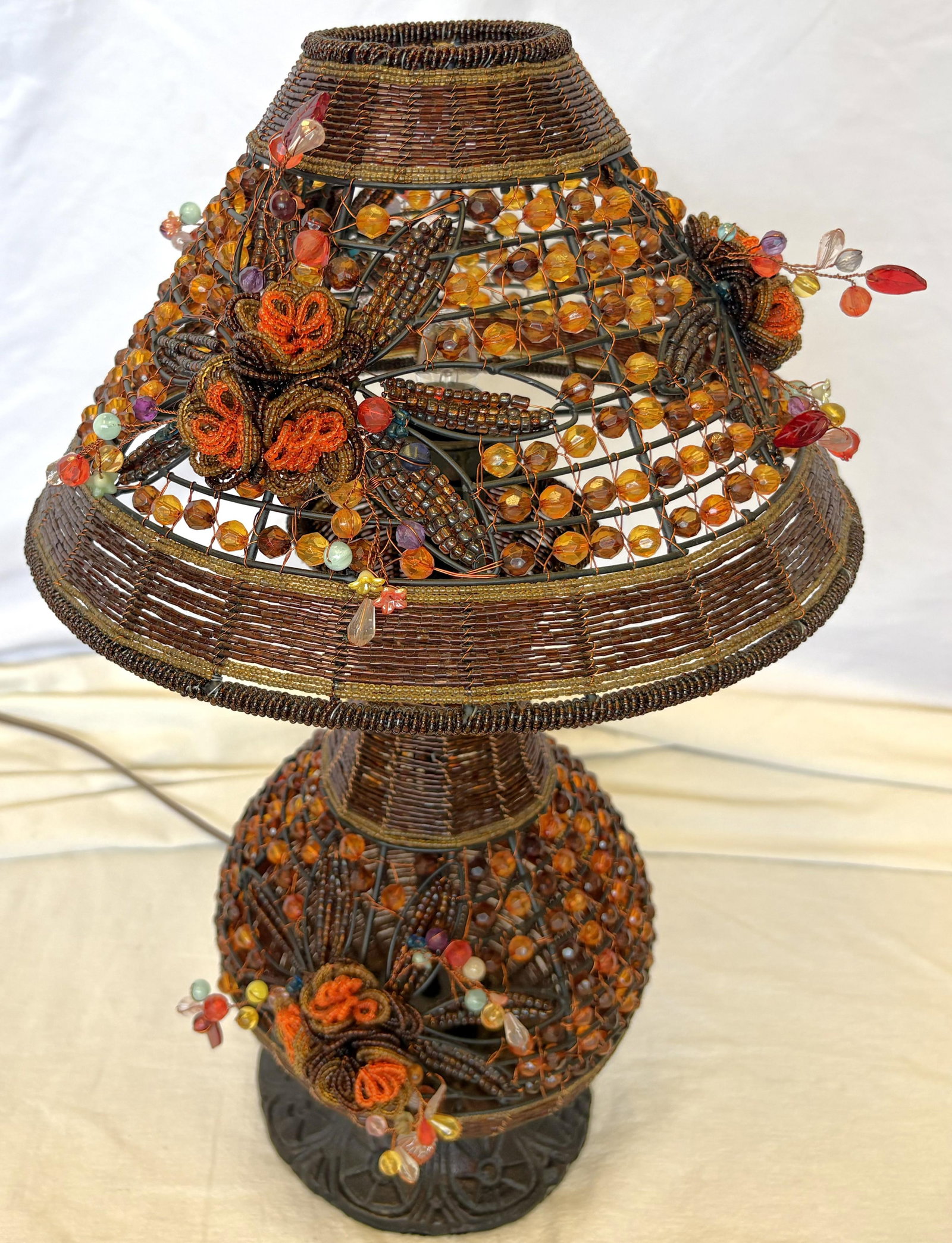 Vintage Beaded Tramp Art Table Lamp With Floral Embellishments - 3