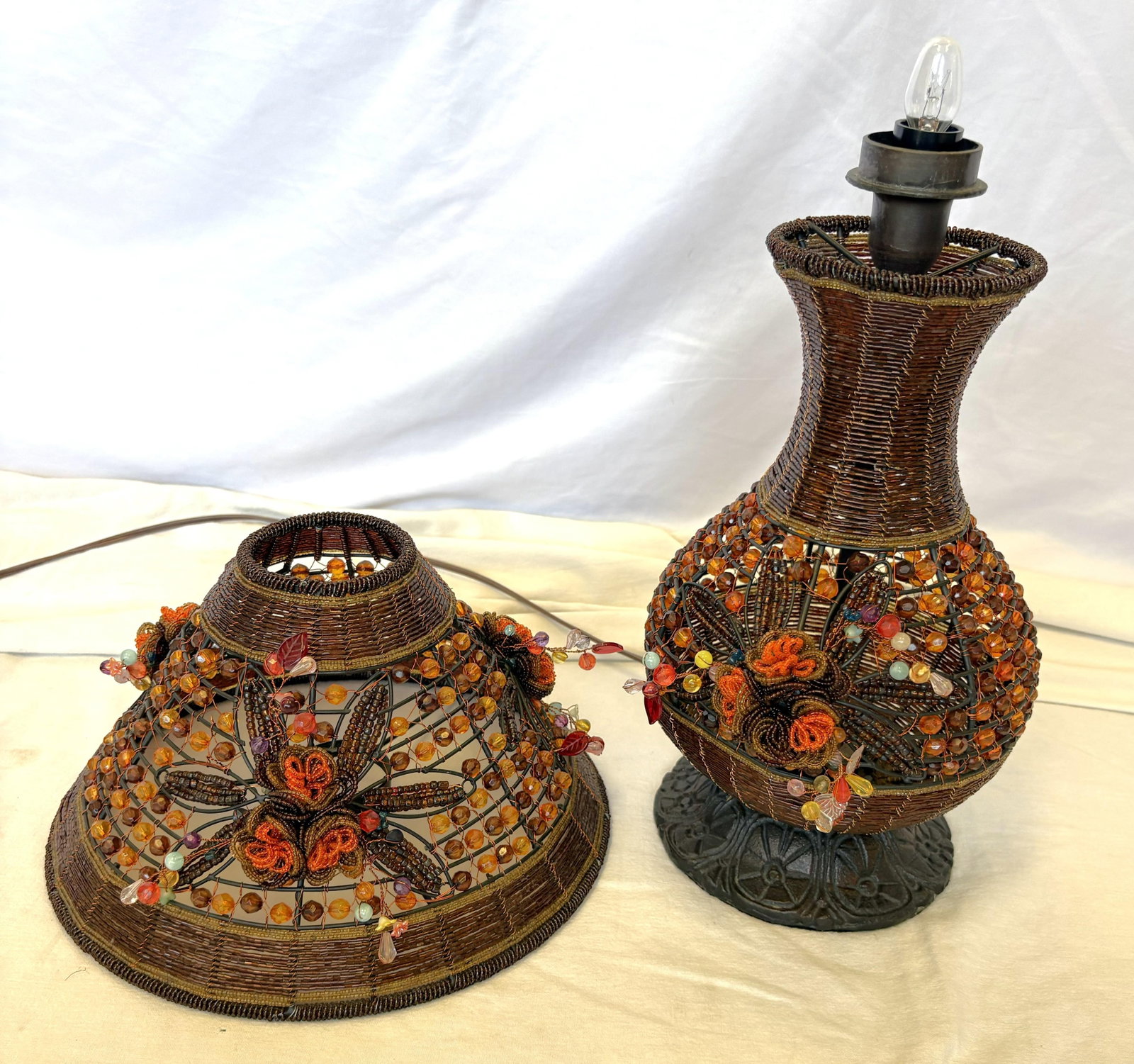 Vintage Beaded Tramp Art Table Lamp With Floral Embellishments - 9