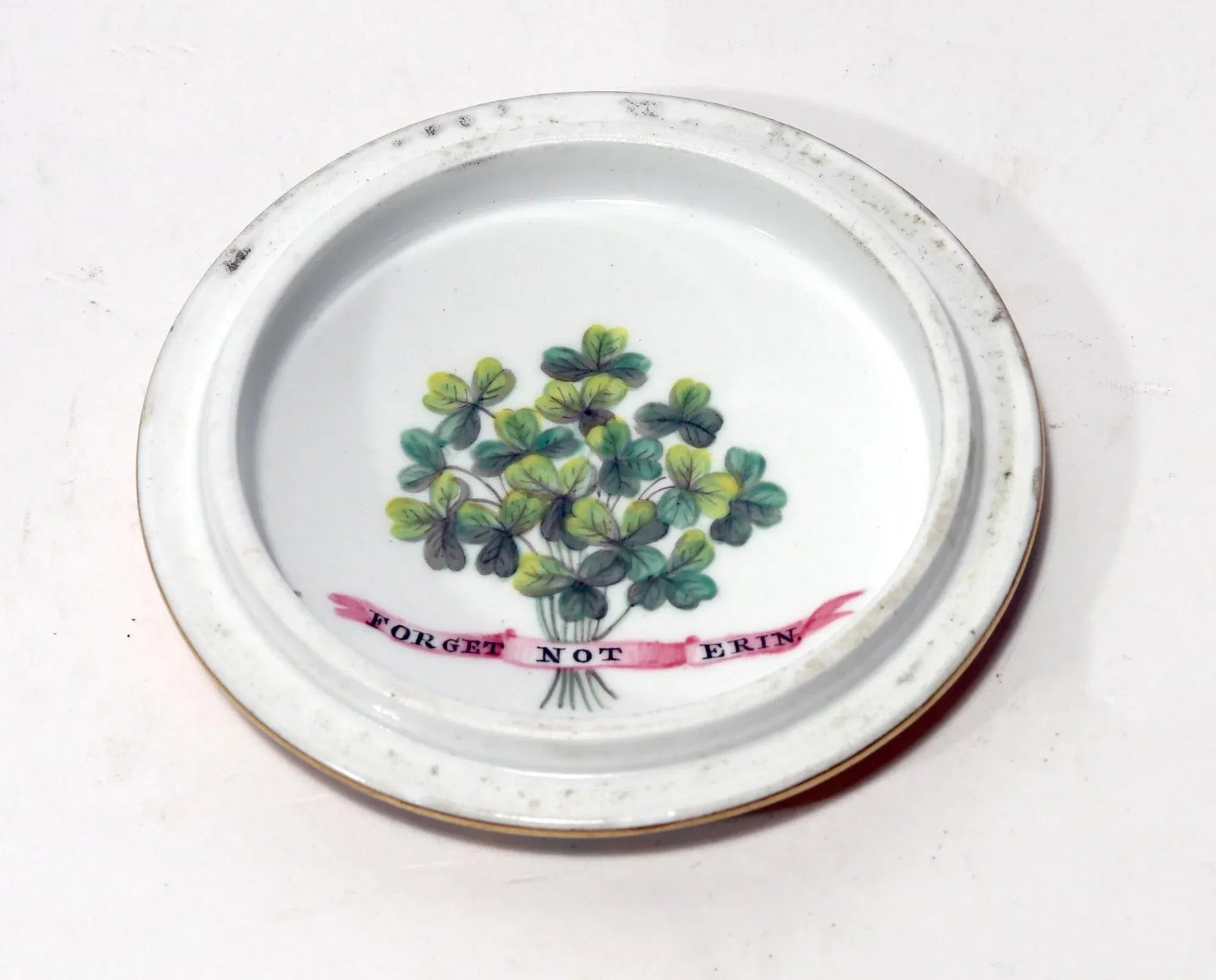 English Porcelain Gold-Ground Botanical Patch Box With Irish References, "Forget Not Erin" Motto - 3