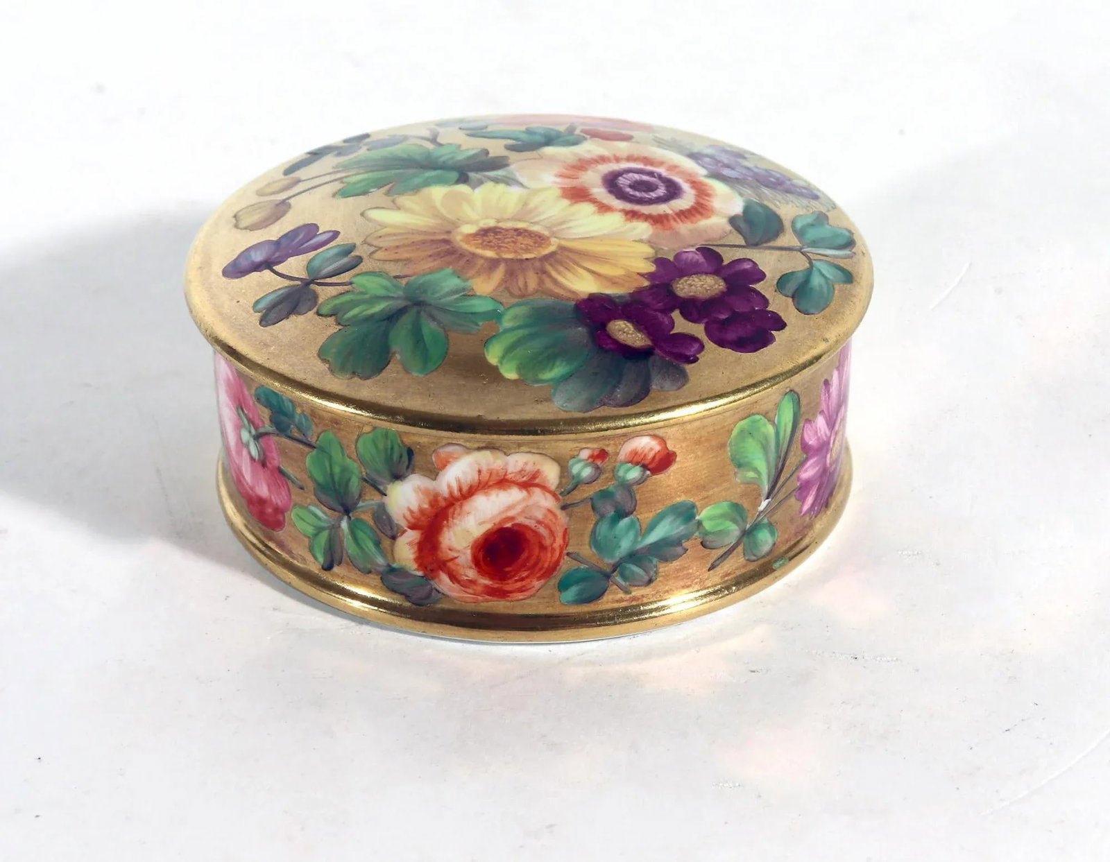English Porcelain Gold-Ground Botanical Patch Box With Irish References, "Forget Not Erin" Motto - 7