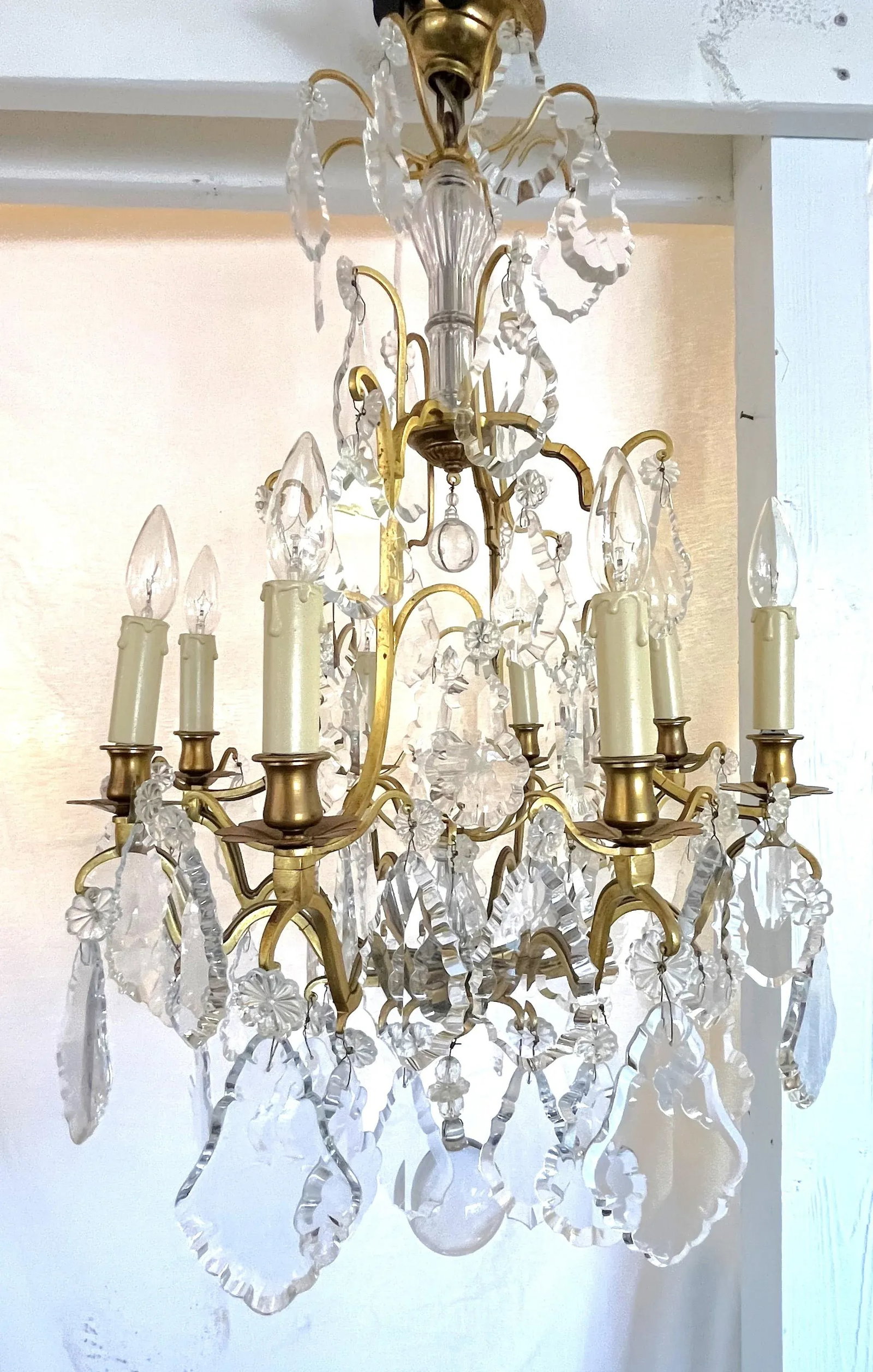 Early 1900's French Louis Xv Style Brass and Crystal Pendeloques 8-Light Chandelier - 3