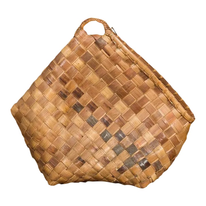 Antique Rustic Hand Woven Karagumoy Filipino Two Toned Grain Basket: A hand woven karagumoy Filipino basket from the 19th century, with checkered two-toned structure, side opening and rustic character. Created in the Philippines during the 19th century, this