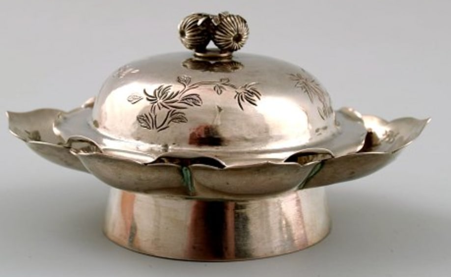 Two Chinese lidded bowls of silver. - 2