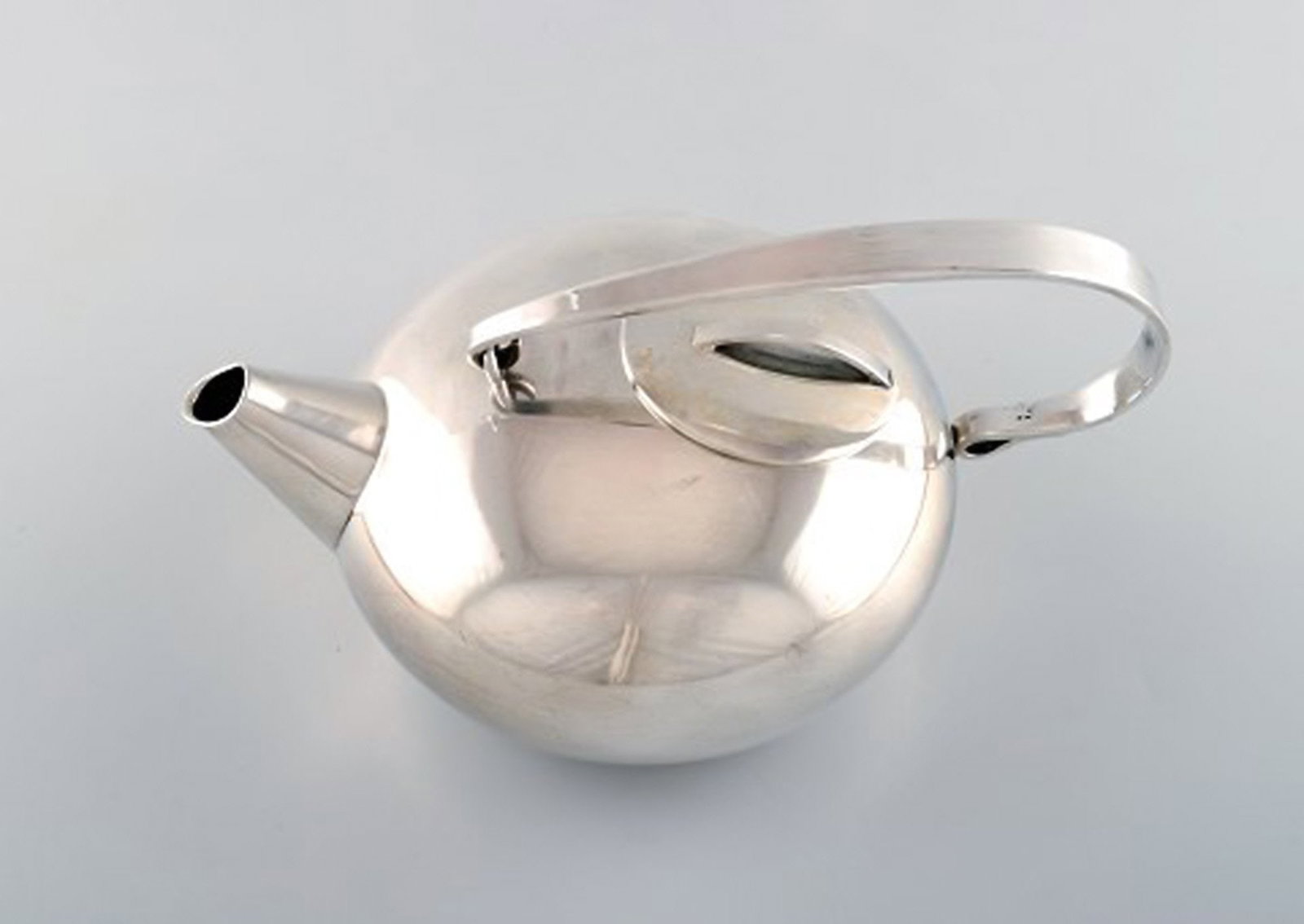 Lino Sabattini (1925-2016) for Christofle. Modernist teapot in silver plated metal. Ca. 1960. - 2