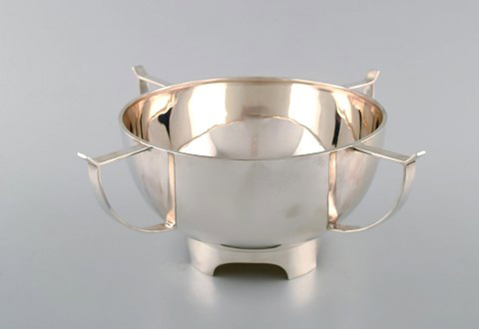 Henry Wilkinson. English silversmith, Sheffield. Modernist silver bowl on foot with handles. 1930 / - 2