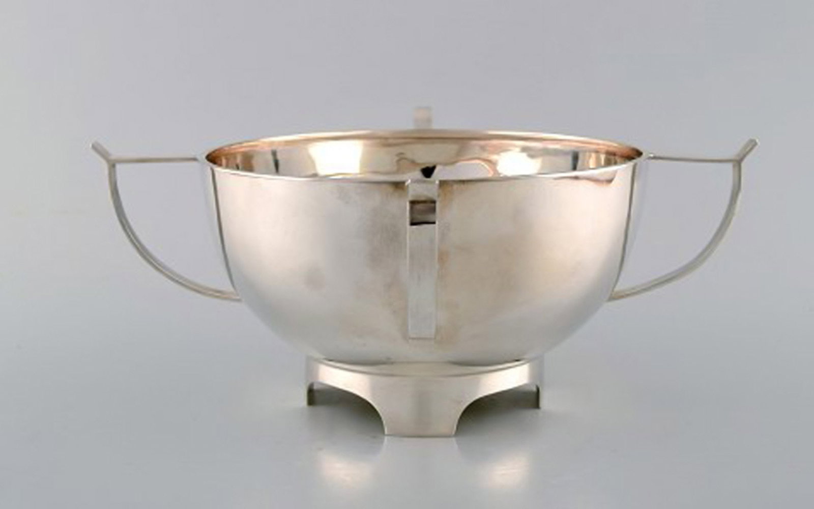 Henry Wilkinson. English silversmith, Sheffield. Modernist silver bowl on foot with handles. 1930 / - 3