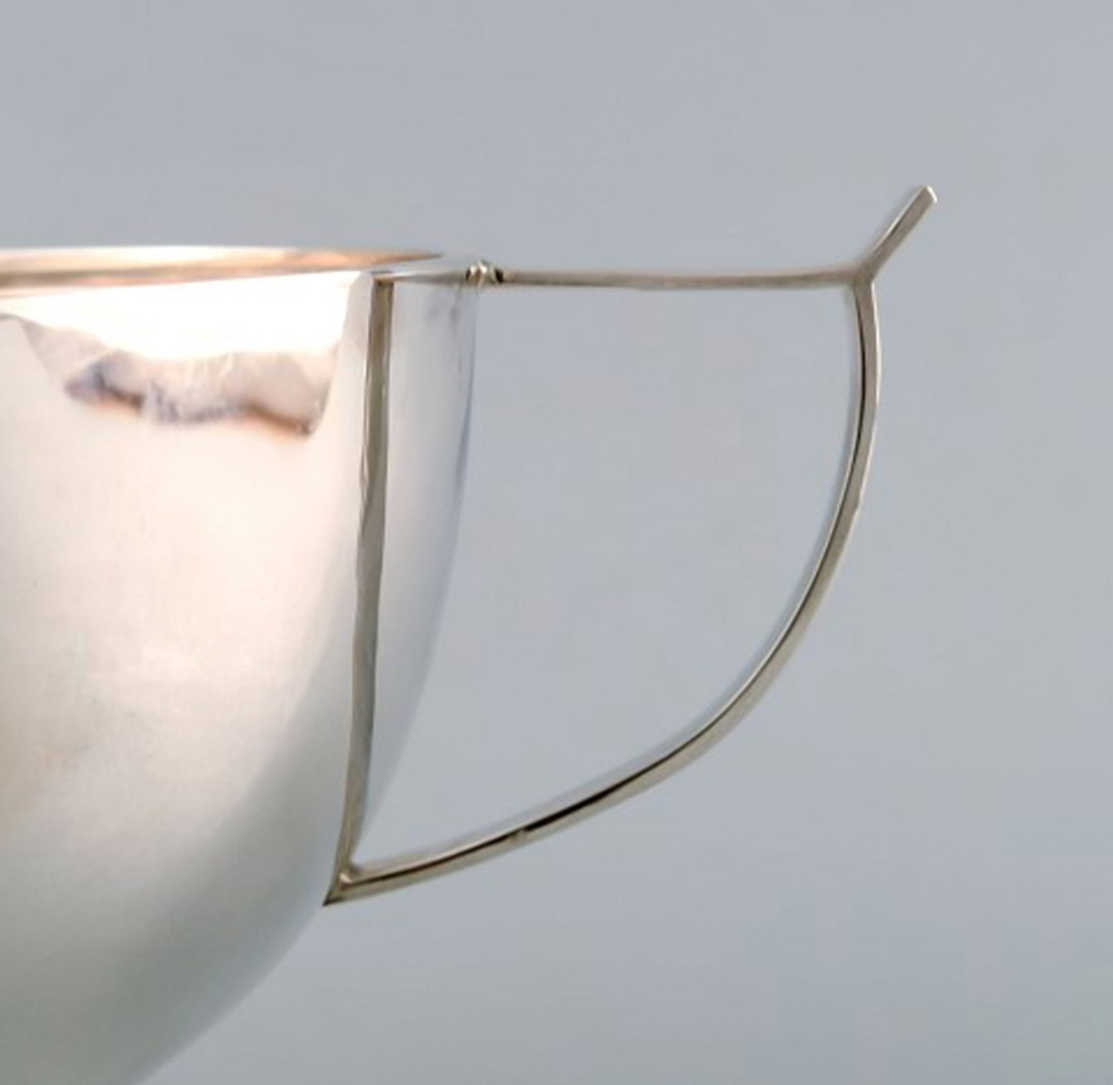 Henry Wilkinson. English silversmith, Sheffield. Modernist silver bowl on foot with handles. 1930 / - 4