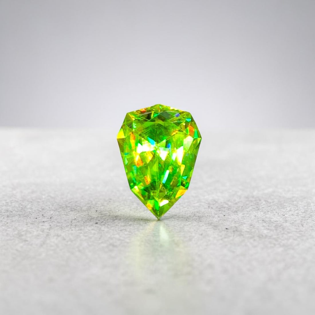 Apple Green Sphene Gemstone, Full Fire Sphene Var Titanite Ring Stone: Apple Green Sphene Gemstone, Full Fire Sphene Var Titanite Ring Stone Weight (CT) : 2.40 Measurements(MM) : 10 x 7 x 5 Shape : Step Pear / Custom Cut Color : Apple Green Treatment : None Clarity :