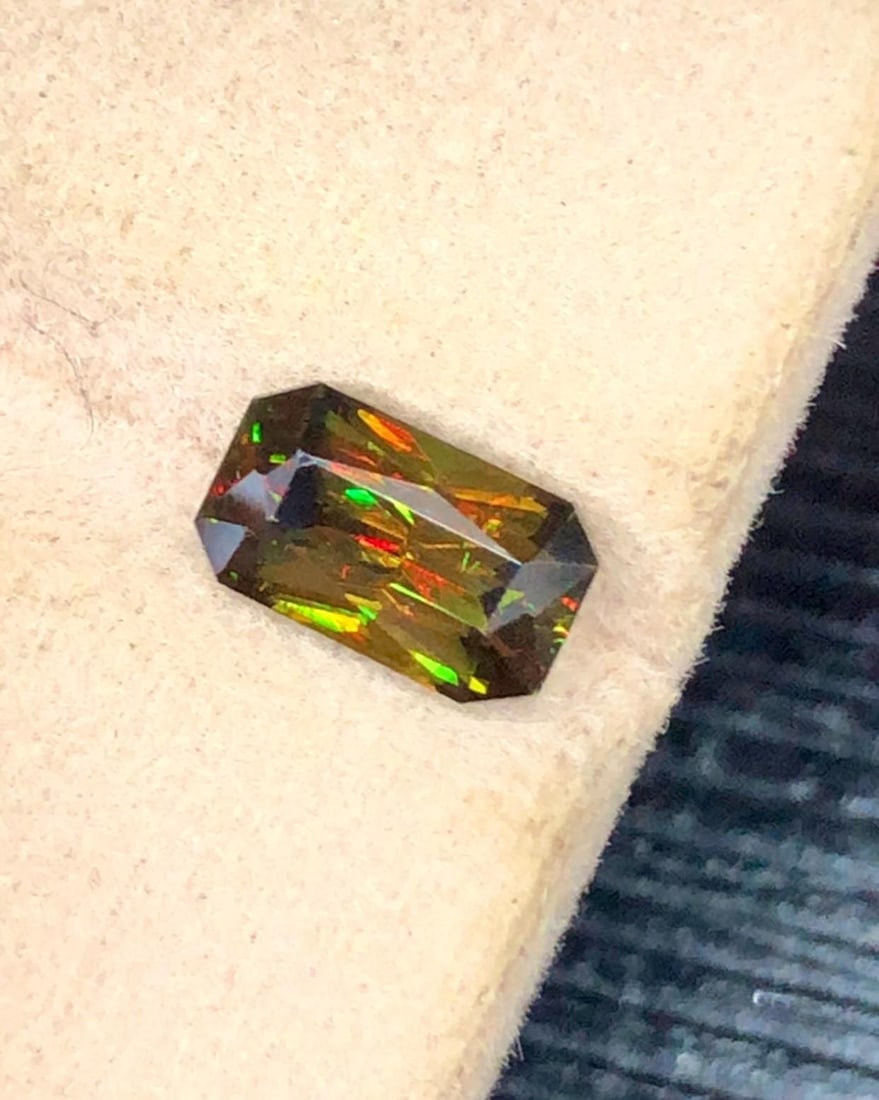 Natural Chrome Sphene Titanite Loose Gemstone For Jewellery - 1.70 Carat - 2
