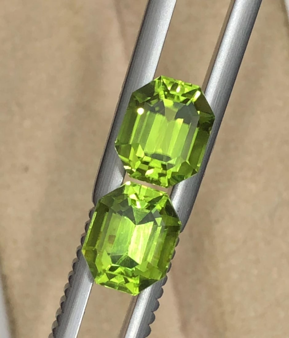 Jewelry Size Natural Green Peridot Pair Emerald Gemstone From Sapat Valley - 4.395 Carat: Gemology: * Weight : 4.395 carat * Dimension : 7.8*6.3*5.5 MM * Color : Green * Clarity : Eye Clean * Shape : Emerald Cut * Hardness : 6.5 - 7 * Mineral Class : Olivine * Mine: Sapat * Origin : Pakist