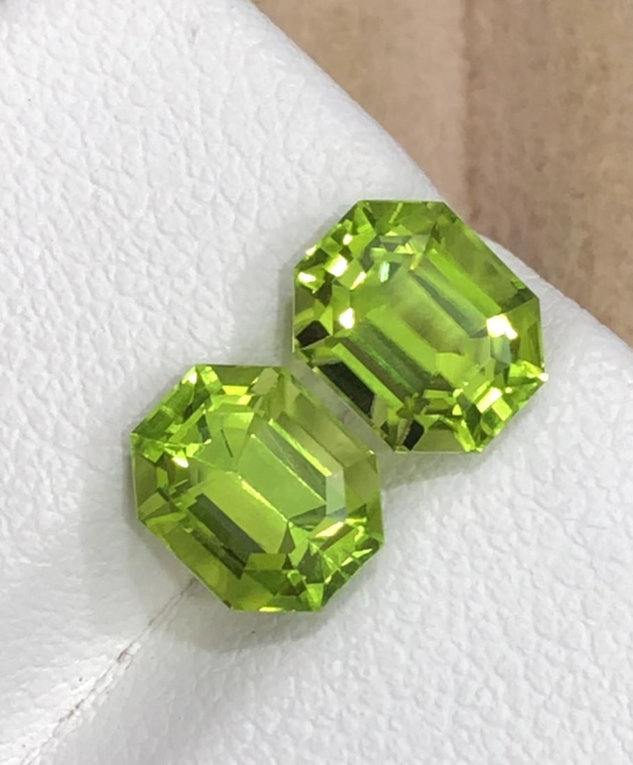 Jewelry Size Natural Green Peridot Pair Emerald Gemstone From Sapat Valley - 4.395 Carat - 3