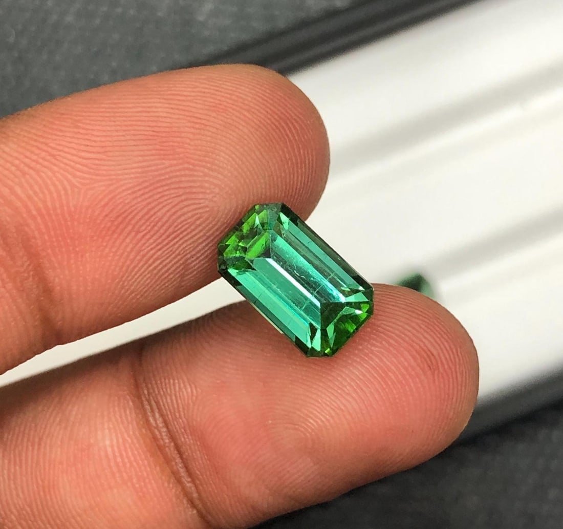 4.50 CT Faceted Blue Green Tourmaline Gemstone (1 of 8)