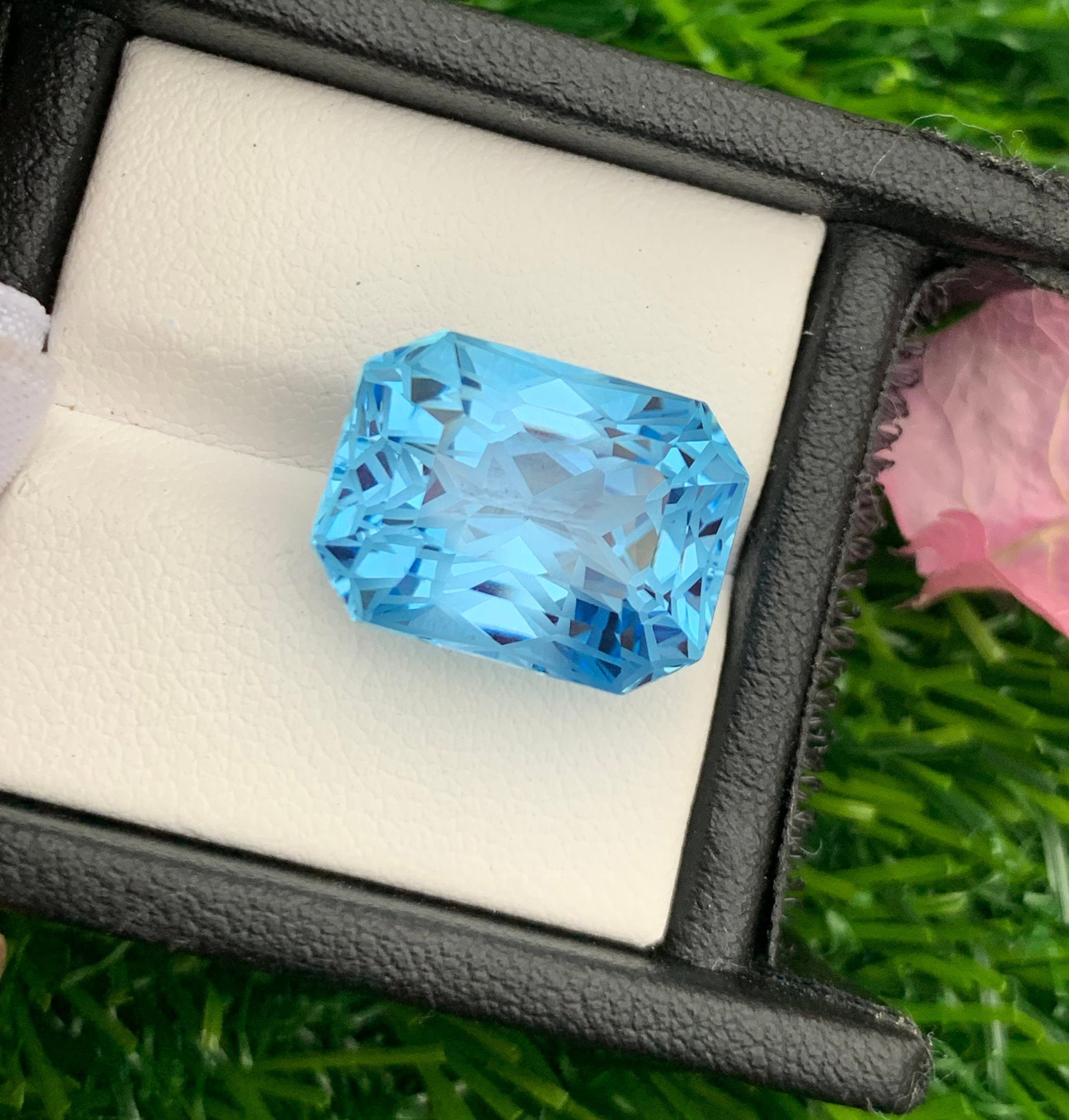 Swiss Blue Topaz Gemstone: Emerald Cut, 20.25 Carats - 4