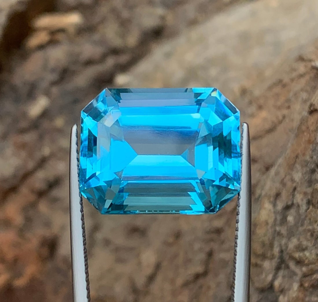 22.90 Carat Emerald Cut Swiss Blue Topaz Gemstone - 3