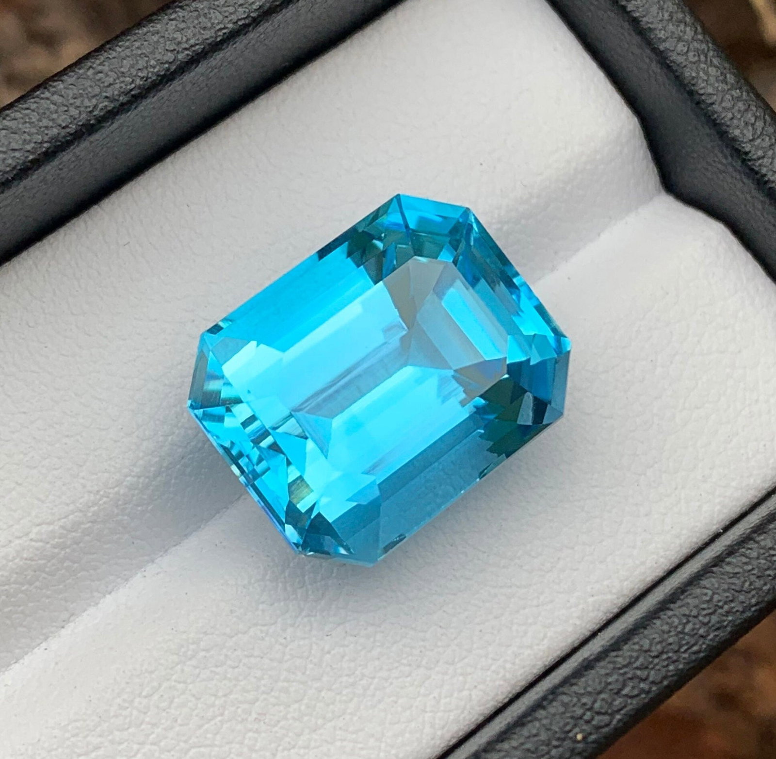 22.90 Carat Emerald Cut Swiss Blue Topaz Gemstone - 4