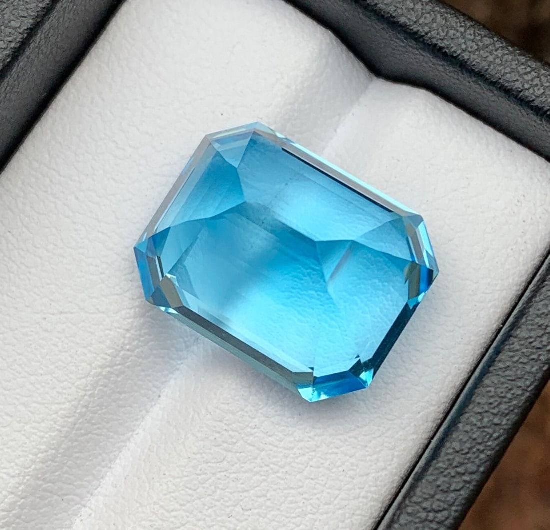 22.90 Carat Emerald Cut Swiss Blue Topaz Gemstone - 7