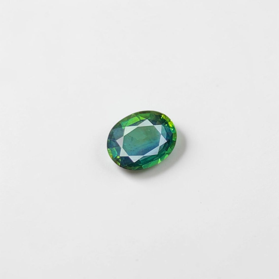 Bi Color Sapphire Ring Stone, Parti Sapphire Gemstone: Bi Color Sapphire Ring Stone, Parti Sapphire Gemstone Weight (CT) : 1.95 Measurements(MM) : 10 x 7 x 4 Shape : Oval Color : Bi Color , Bluish Green Treatment : None Clarity : Eye Clean Origin :