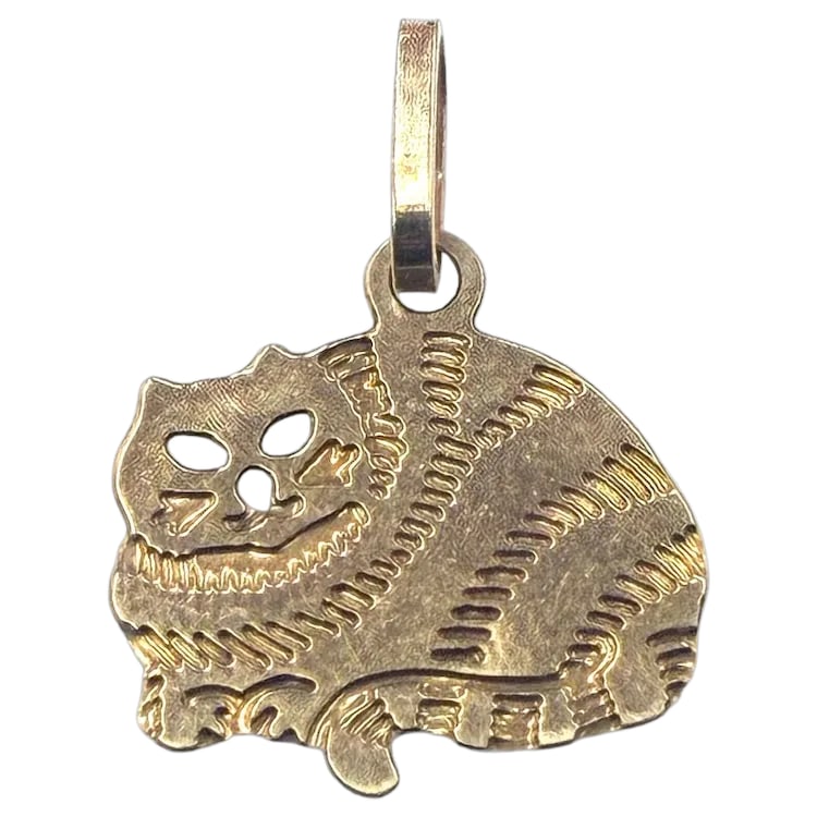Vintage 14k Yellow Gold Alice in Wonderland Cheshire Cat Charm: Title: Vintage 14k Yellow Gold Alice in Wonderland Cheshire Cat Charm Description: Vintage 14k Yellow Gold Alice in Wonderland Cheshire Cat Charm Hallmarked: 14k Weighs: .30 grams Measures Approx: