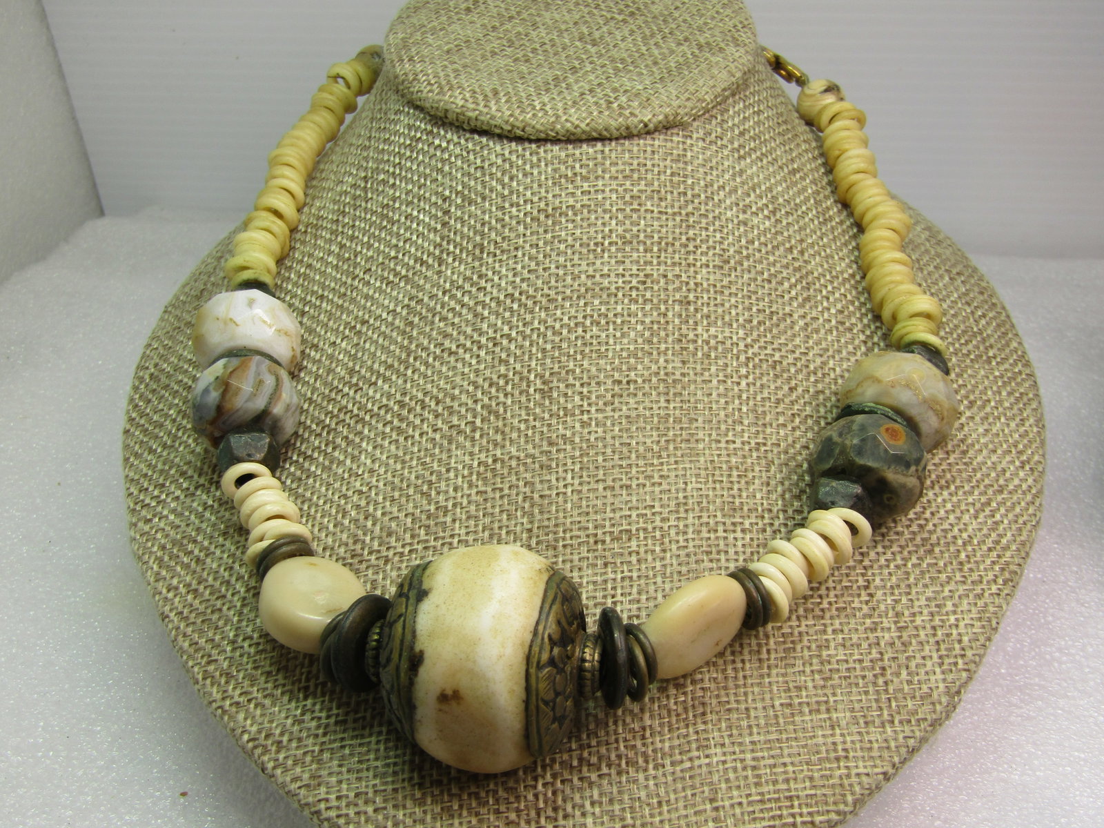 Vintage Heavy White and Agate Tribal Necklace, Brass. 18.5", Mid-Century: Vintage Heavy White and Agate Tribal Necklace, Brass. 18.5", Mid-Century estimate . This has agate beads as well as heavy white beads that are believed to be a natural shell or some other material -