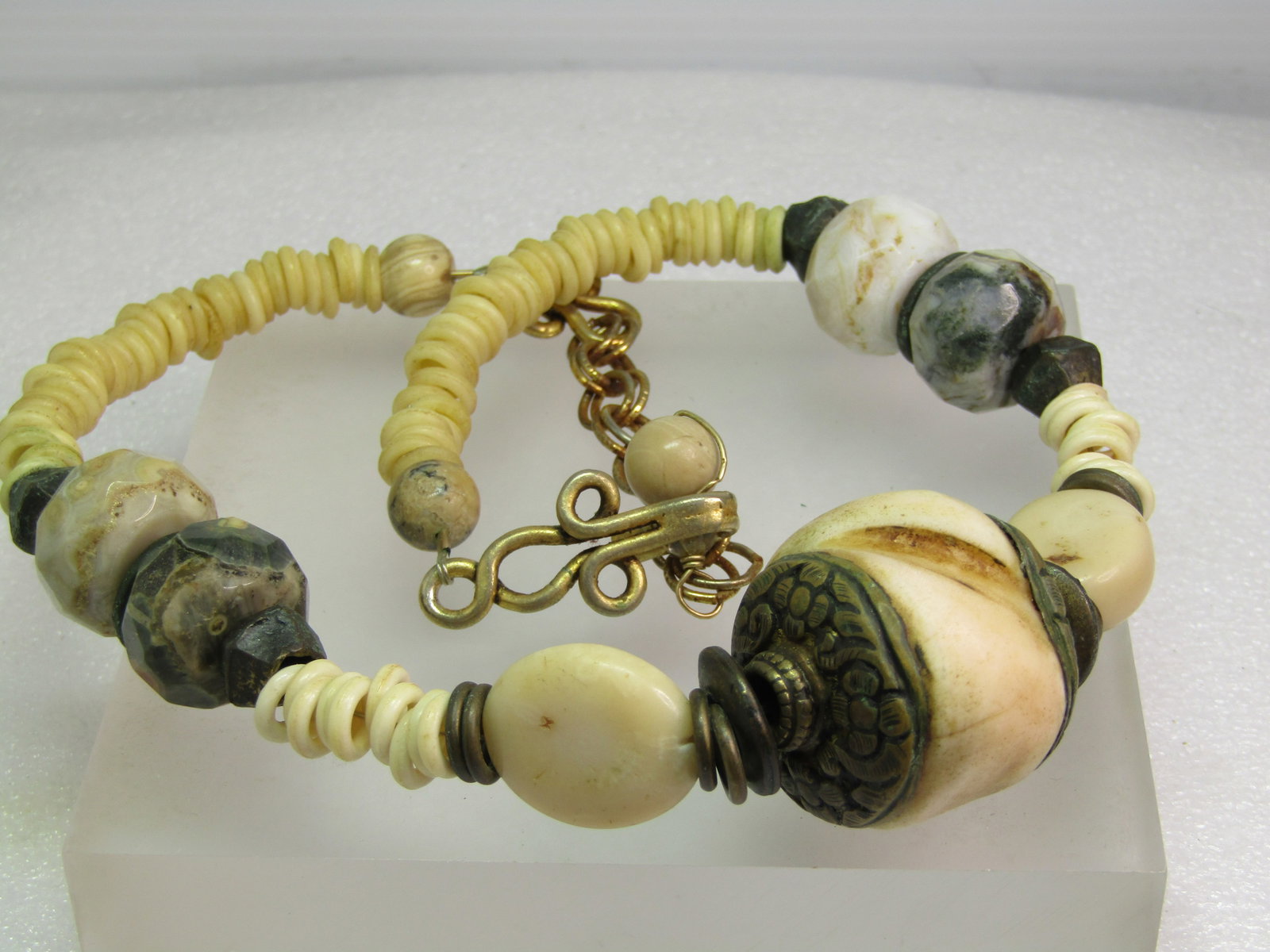 Vintage Heavy White and Agate Tribal Necklace, Brass. 18.5", Mid-Century - 4