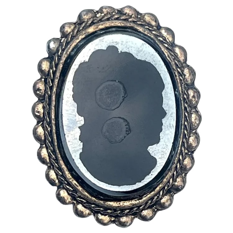 Vintage Glass Black Gameo: Title: Vintage Glass Black Gameo Description: Vintage Glass Black Gameo Hallmarked: No Hallmark Seen Total Weighs: 13 grams Measures Approx: 1.5 x 1 inches Date/Period: Vintage Materials: Hallmarked: