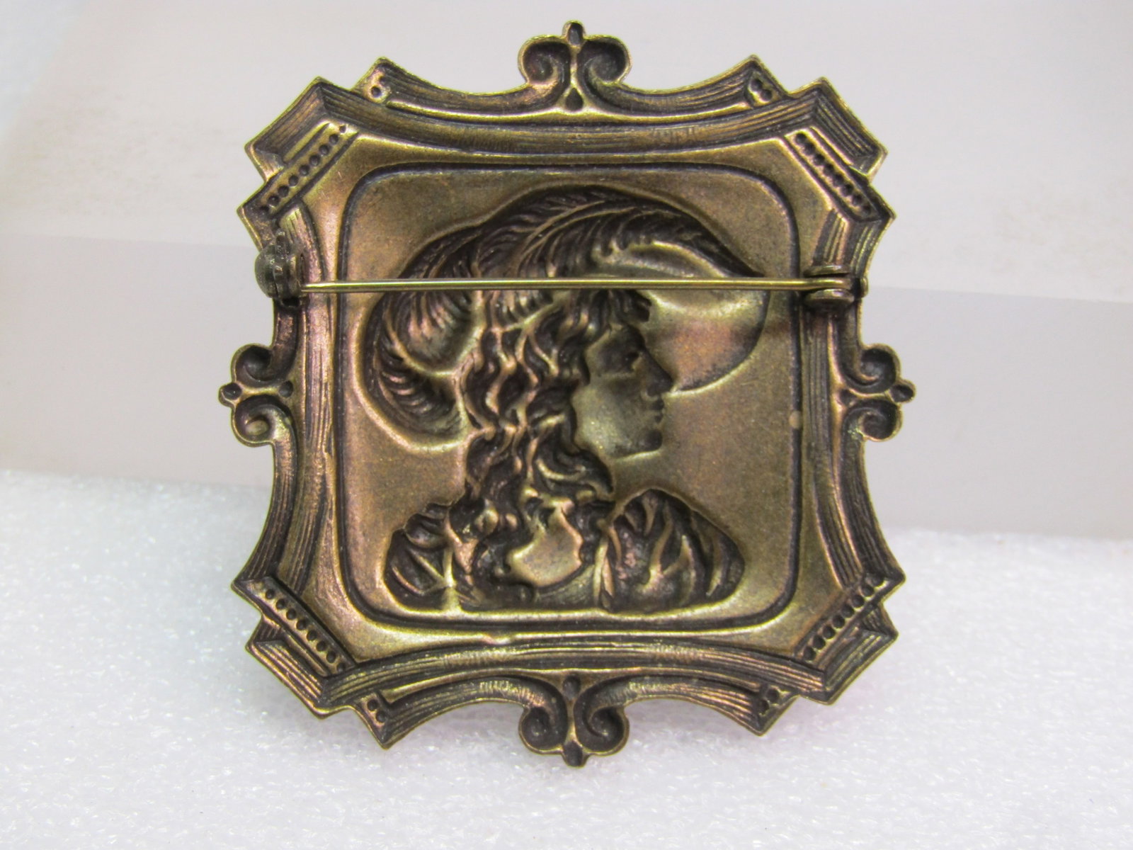 Vintage Faux Art Nouveau Woman in Hat Brooch, Enameled, 1980's - 4