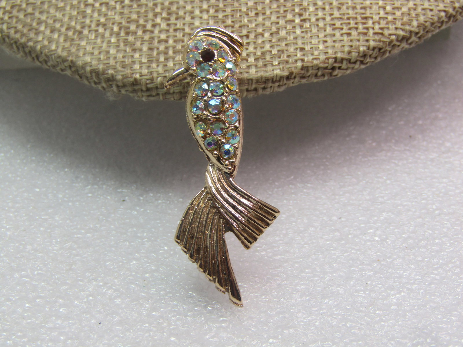 Vintage A.B. Rhinestone Bird/Woodpecker Brooch, 1950's-1960's: Vintage Rhinestone Bird/Woodpecker Brooch, 1950's-1960's. This is a pale gold tonemetal with aurora borealis rhinestons in the head and torsto. Ridged gold tone comb and tail with smooth finish on