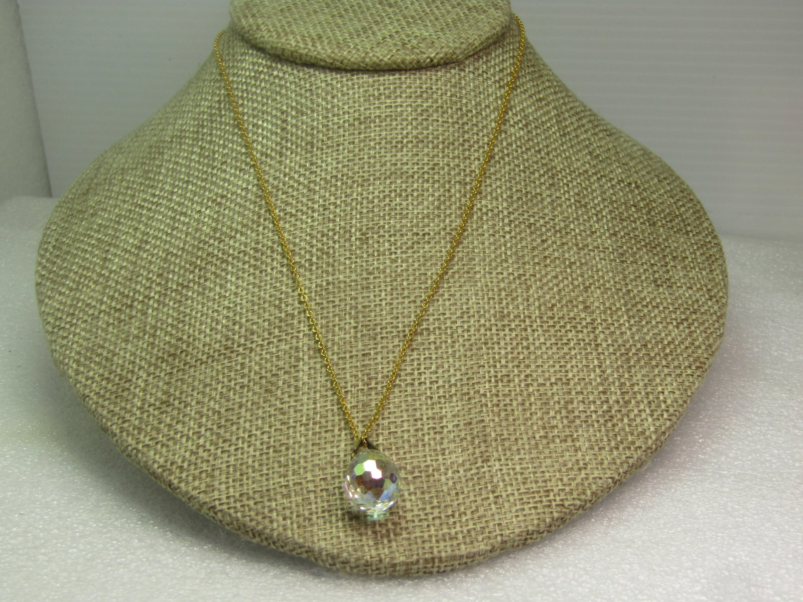 Vintage Faceted Crystal Pendant/Necklace, 17". 1960's-1970's: Vintage Faceted Crystal Pendant/Necklace, 17". 1960's-1970's. This has an aurora borealis faceted crystal pendant. The pendant is appx. 3/4" long and 1/2" wide. it is on a yellow gold tone chan that