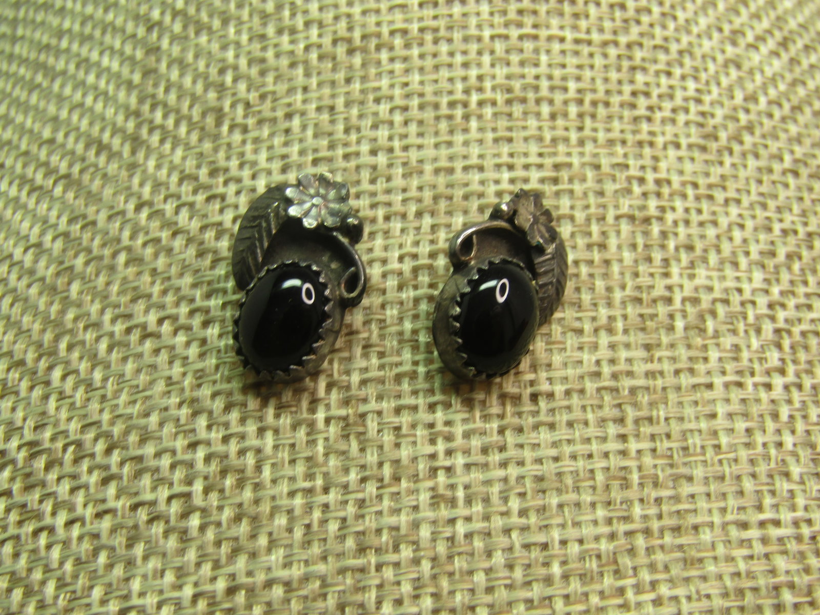 Vintage Sterling Southwestern Onyx Earrings, Pierced, 1980's, On Card: Vintage Sterling Southwestern Onyx Earrings, Pierced, 1980's, On Card. Oval black onyx cabachons that are appx. 9mm by 7mm ovals set in a sawtooth bezel setting raised on the base with a feather and