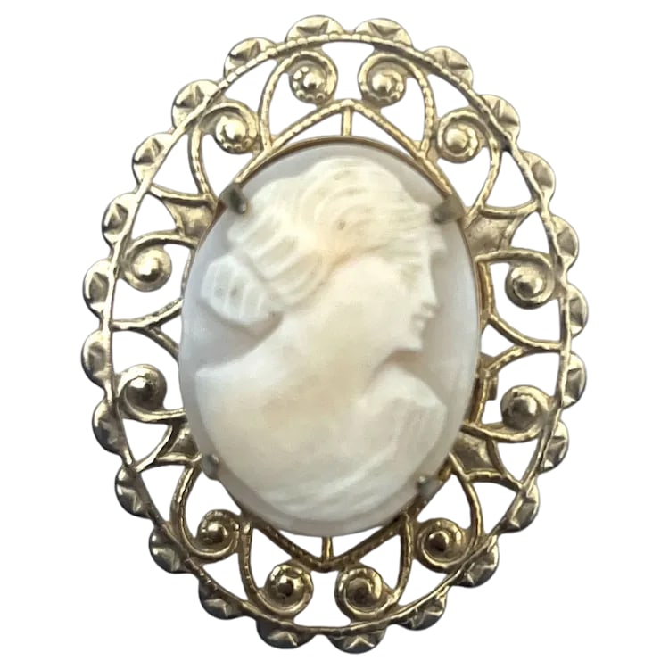 Vintage Shell Cameo Filigree Brooch: Title: Vintage Shell Cameo Filigree Brooch Description: Vintage Shell Cameo Filigree Brooch Hallmarked: No Hallmark Seen Total Weighs: 8 grams Measures Approx: 1.75 x 1.5 inches Date/Period: Vintage