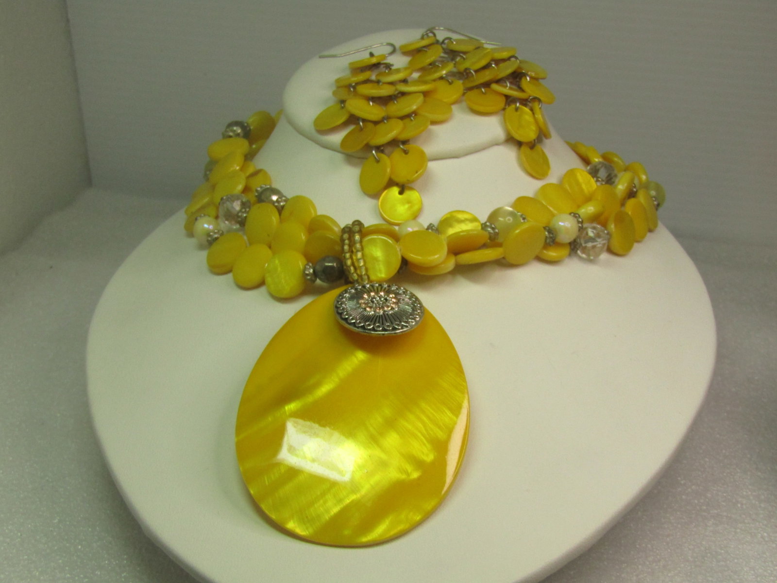 Vintage Yellow MOP Necklace Dangle Earrings Set, 1980's-1990's: Vintage Yellow MOP Necklace Dangle Earrings Set, 1980's-1990's. The necklace is 18" and three strands with yellow 1/2" mother-of-pearl disc beads and fluted beads that are silver tone round pale
