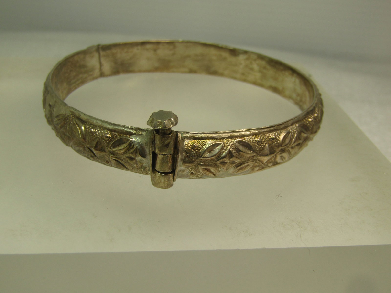 Vintage Sterling Bangle Hinged Bracelet, Screw Pin Clasp, 7.75", 1940s-1960's: Vintage Sterling Bangle Hinged Bracelet, Screw Pin Clasp, 7.75", 1940s-1960's, possibly earilerThis is appx. 1/3" wide with an opening when in the closed p osition of 2-5/8". The screw pin unscrews