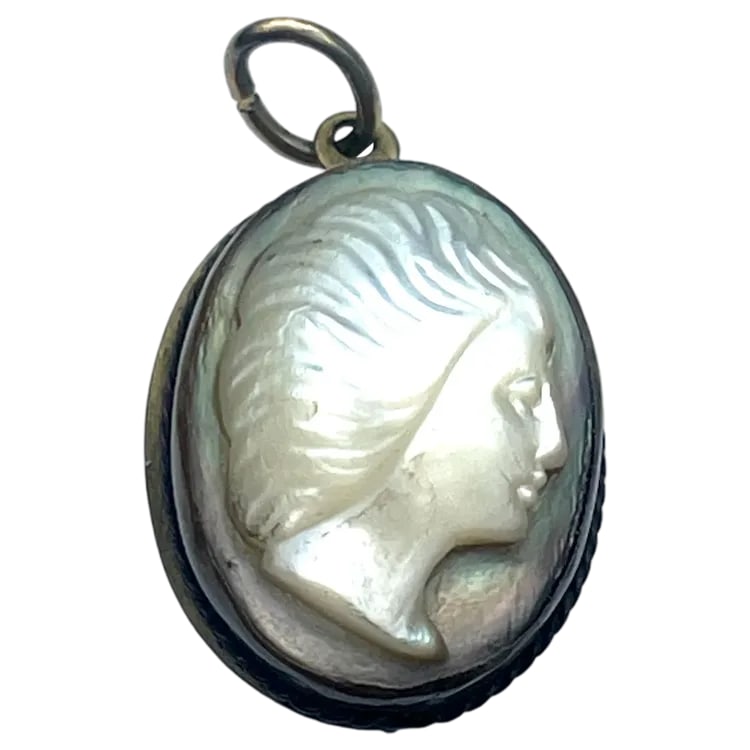 Vintage Mother of Pearl Medusa Cameo: Title: Vintage Mother of Pearl Medusa Cameo Description: Vintage Mother of Pearl Medusa Cameo Hallmarked: No Hallmark Seen Weighs: 3.5 grams Measures Approx: 1 x .75 inches Date/Period: Vintage Materi