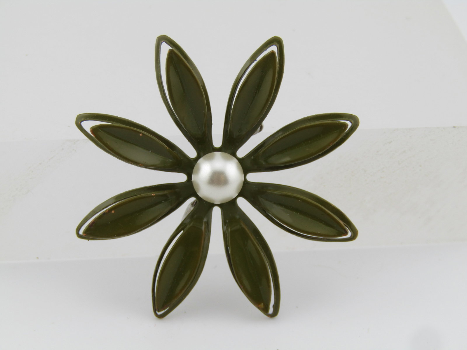 Vintage Green Enameled Floral Brooch With Faux Pearl, 1960's - 3