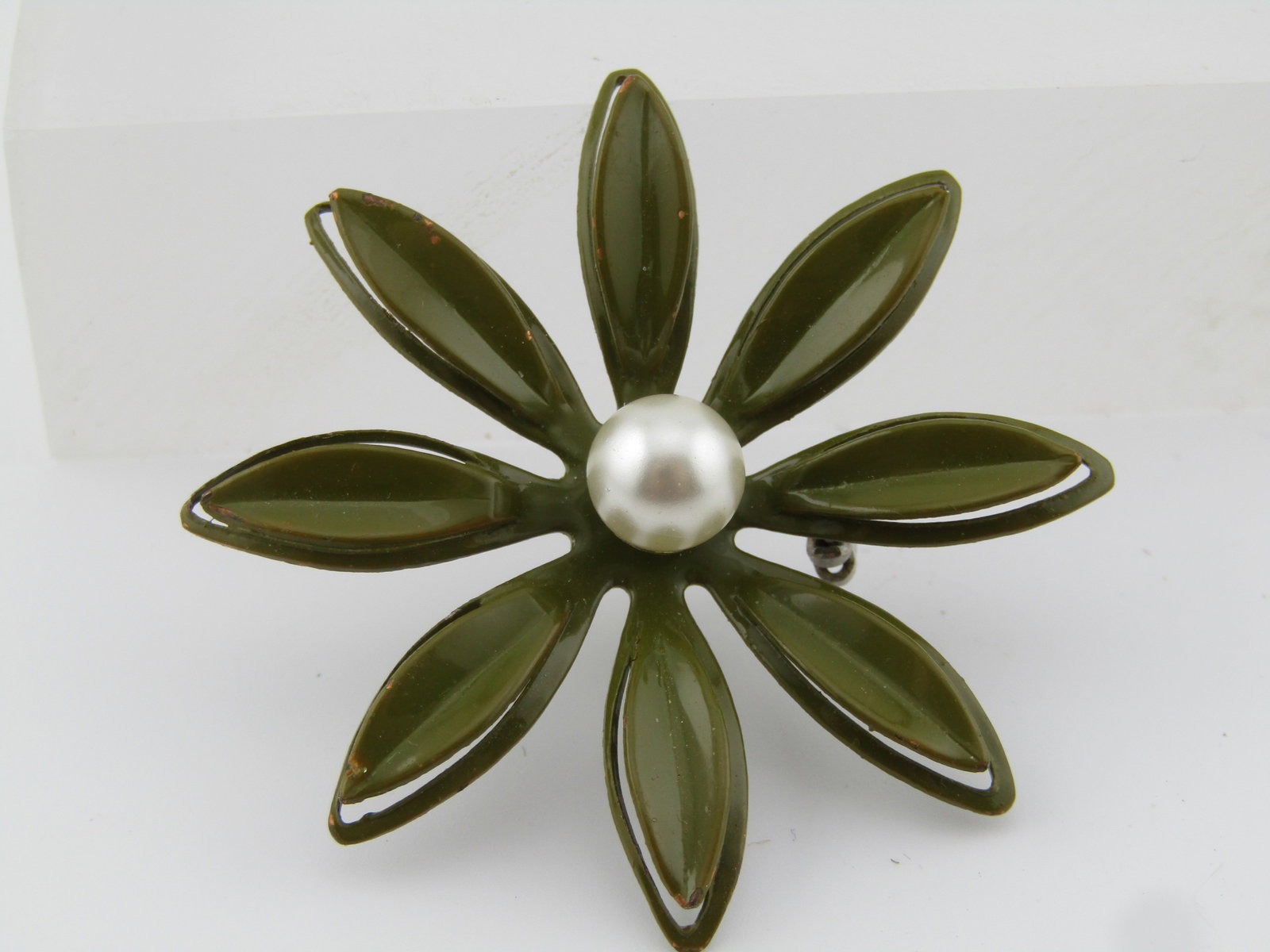 Vintage Green Enameled Floral Brooch With Faux Pearl, 1960's - 4