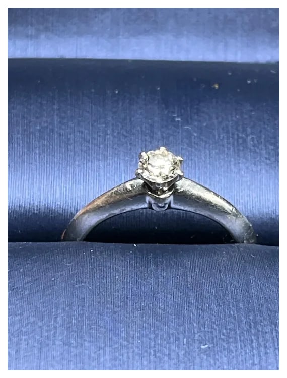 Estate The Tiffany Classic Setting Tiffany and Co. Engagement Ring in Platinum - 4