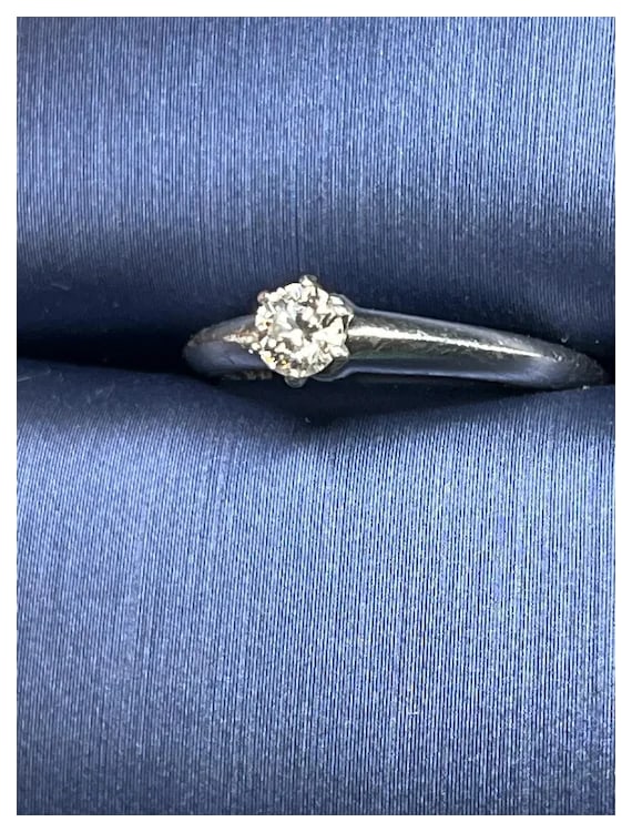 Estate The Tiffany Classic Setting Tiffany and Co. Engagement Ring in Platinum - 5