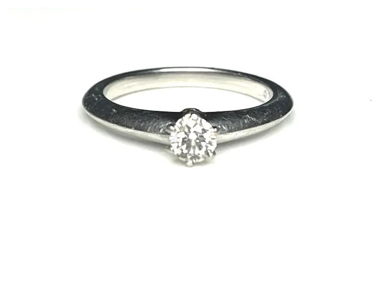 Estate The Tiffany Classic Setting Tiffany and Co. Engagement Ring in Platinum - 7