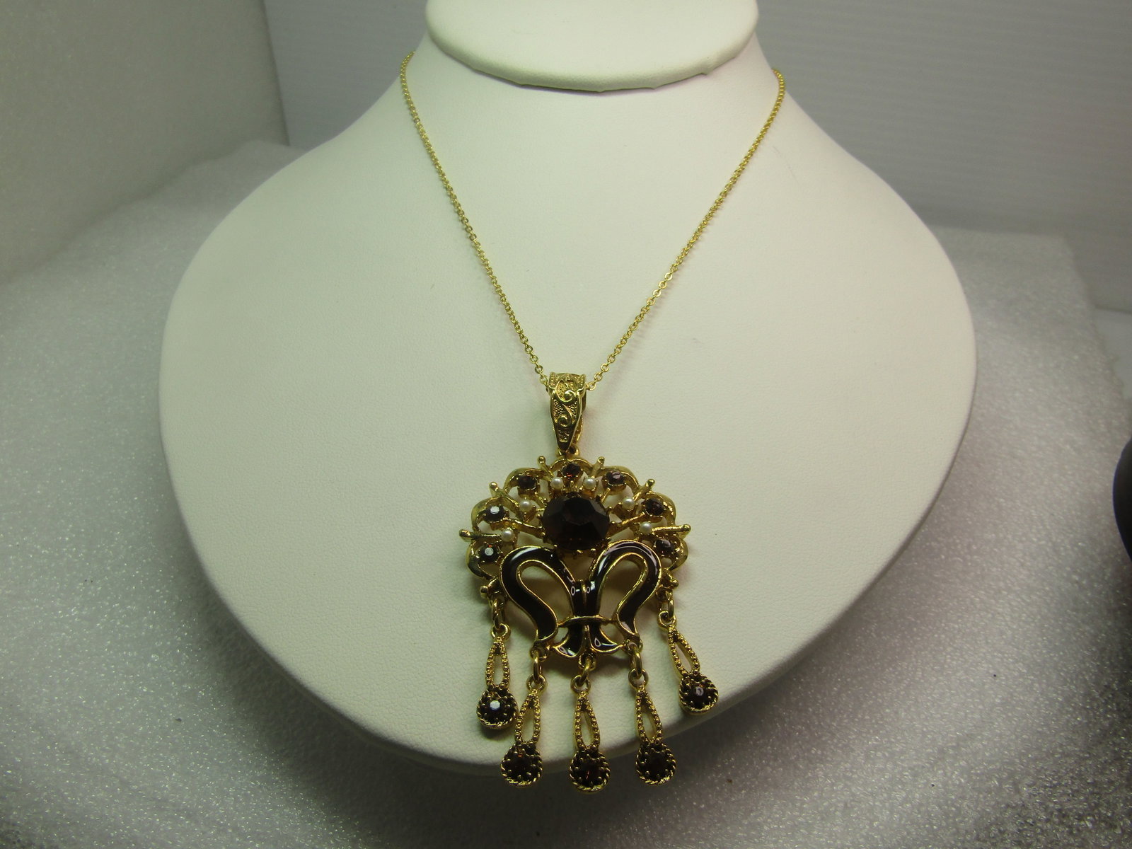 Vintage Brown Rhinestone, Faux Pearl Necklace, Enameled Accent, 16", 1980's-1990's: Vintage Brown Rhinestone, Faux Pearl Necklace, Enameled Accent, 16", 1980's-1990's. The pendant is appx. 2.5" long with a wide decorative tapered swing bail and five staggered dangles with a matching 