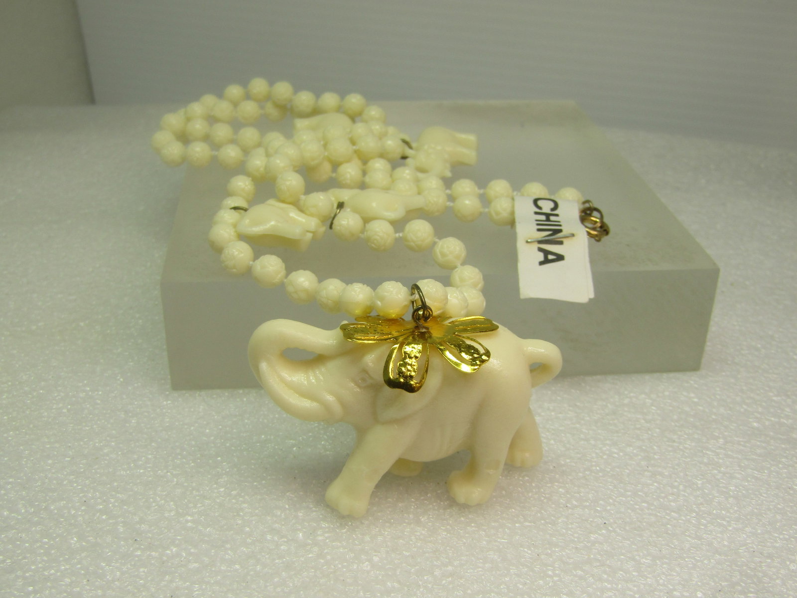 Vintage White Molded Elephant Necklace, Beaded, 24", 1970's-1980's. - 4