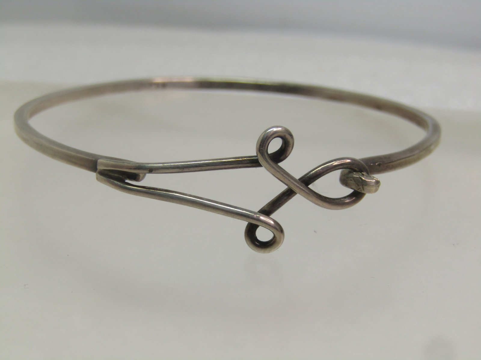 Vintage Sterling Curved Bangle Top Locking Bracelet, Mexico, Signed . 7", 1970's: Vintage Sterling Curved Bangle Top Locking Bracelet, Mexico, Signed . 7", 1970's. This is marked Mexico and tests ass terling with an appx. weight of 8.99 grams. It is also sigined with an M inside a